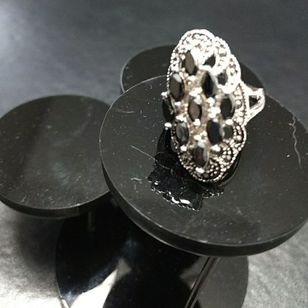 Silver tone marcasite and black stone oval ring size 8